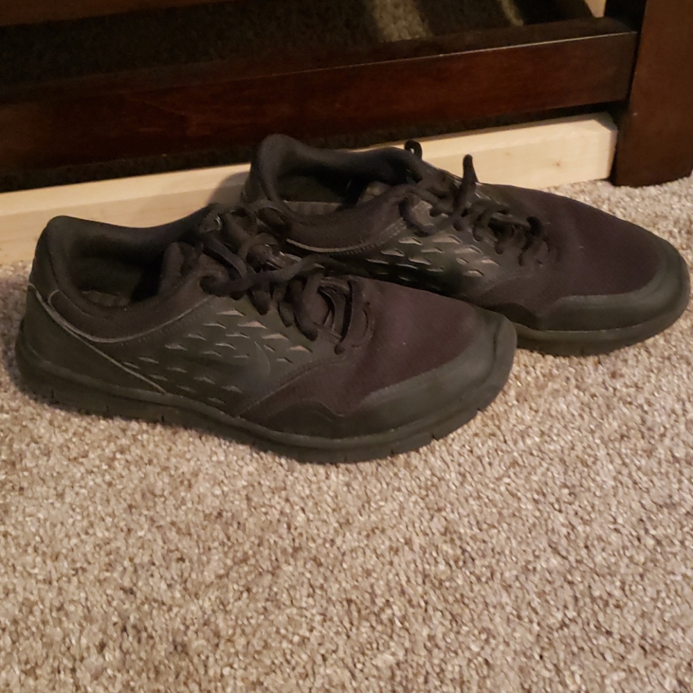 Black Nike Tennis Shoes